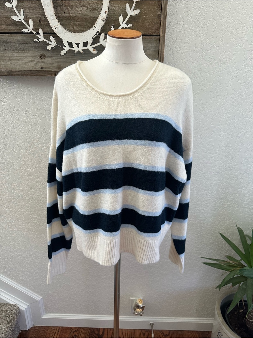 Evereve Mona Women's Striped Crewneck Sweater - Cream & Navy size L NWT